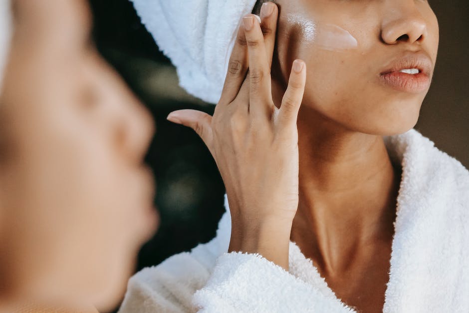 Jak dobrze dobrać kosmetyki do pielęgnacji skóry twarzy: Poradnik dla początkujących