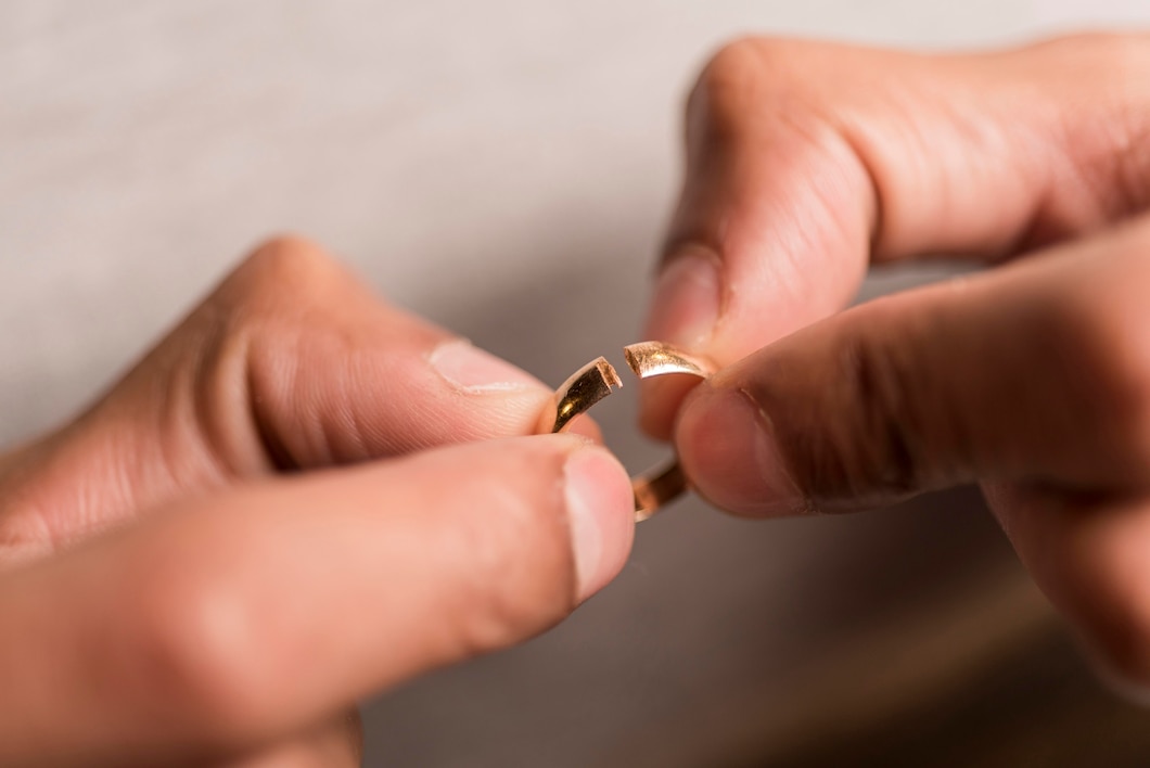 Jak wybrać idealny pierścionek zaręczynowy: poradnik dla mężczyzn