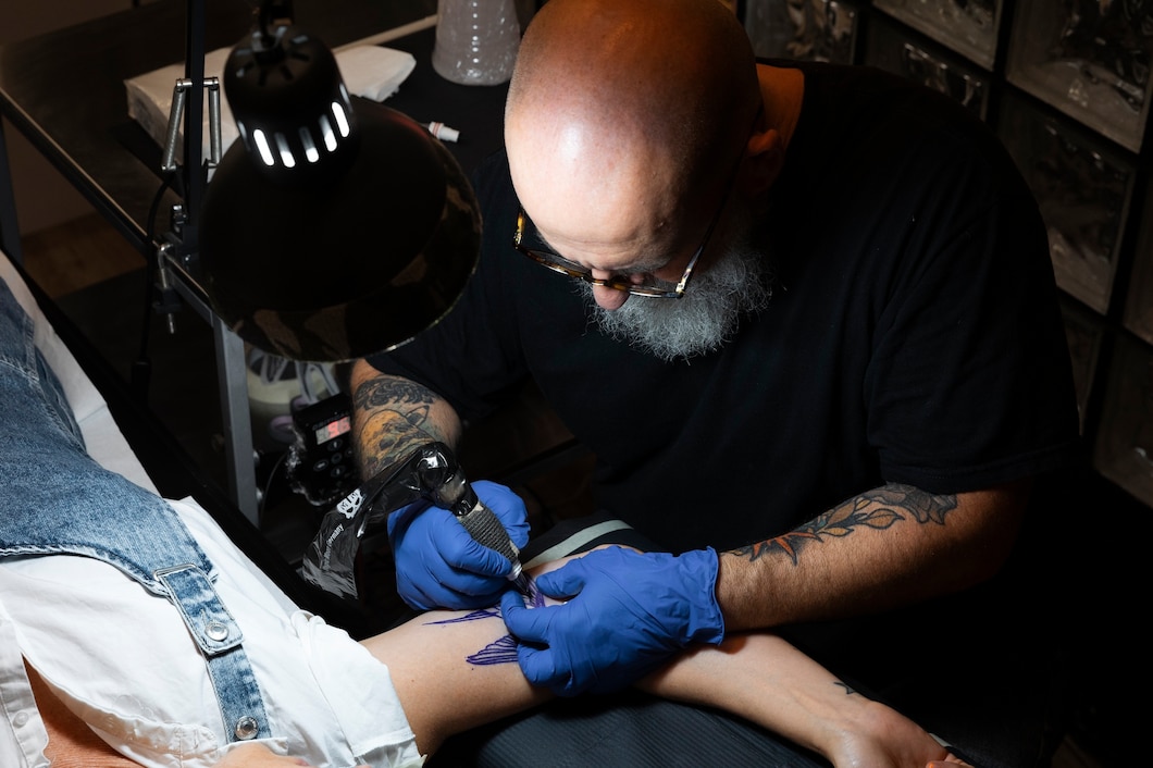 Poradnik dla początkujących – ból podczas robienia tatuażu, maszynki rotacyjne i różne rozmiary igieł