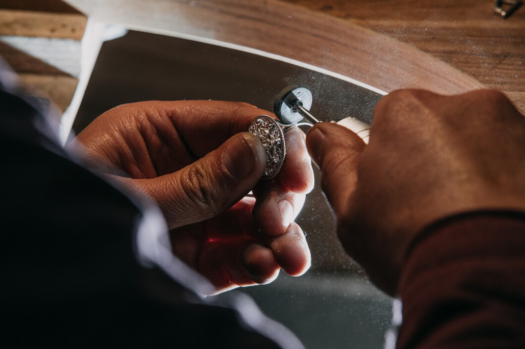 Jak prawidłowo przechowywać i czyścić biżuterię sztuczną – poradnik dla mężczyzn