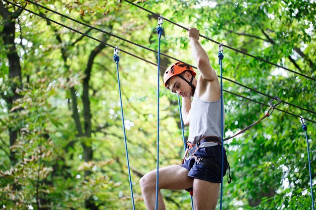 Pasja na linach: jak rozpocząć przygodę z tree climbingiem jako hobby?