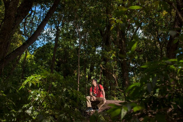 Niezapomniane przygody z trekkingiem po egzotycznych dżunglach Indonezji